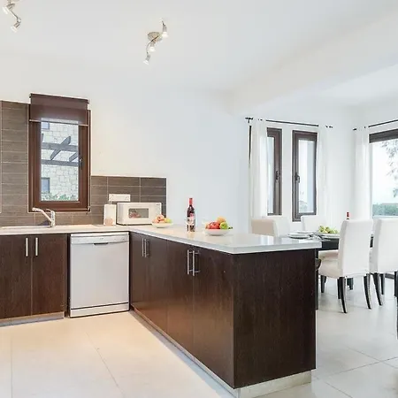 In Sleeps 6 Includes Swimming Pool Air Con And Wifi 2 8 빌라 *
