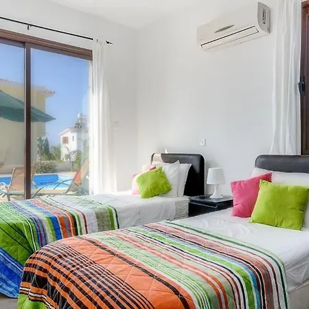 In Sleeps 6 Includes Swimming Pool Air Con And Wifi 2 8 빌라