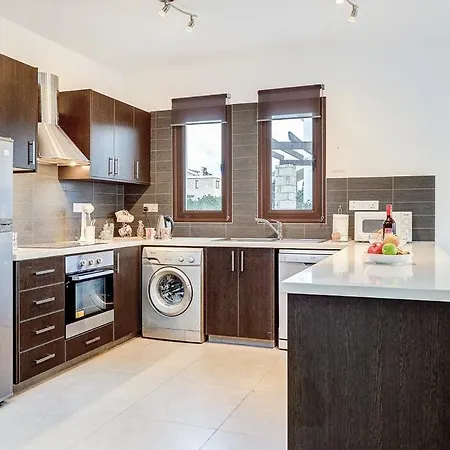 Villa In Sleeps 6 Includes Swimming Pool Air Con And Wifi 2 8
