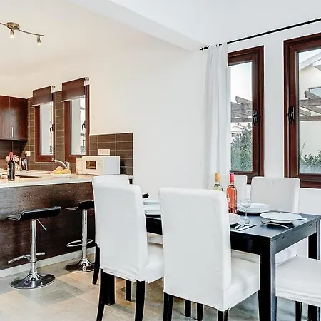 In Sleeps 6 Includes Swimming Pool Air Con And Wifi 2 8