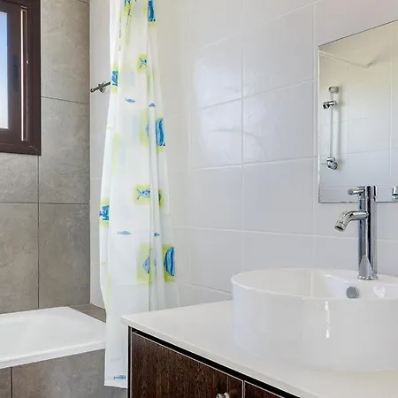 In Sleeps 6 Includes Swimming Pool Air Con And Wifi 2 8 Pégeia